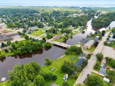 303 1st St, Oconto, WI 54153 - photo 4