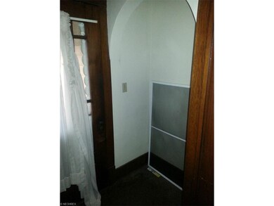 Nice foyers entrance,  natural hardwood, lots of p
