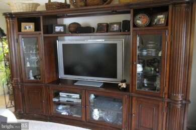 10008 Oakton Terrace Rd, Oakton, VA 22124 - photo 7