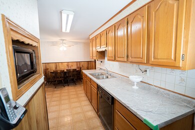 206 Amarillo Dr, Carpentersville, IL 60110 - photo 2