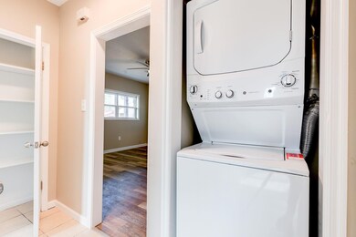 2 (11 of 21) Laundry Room