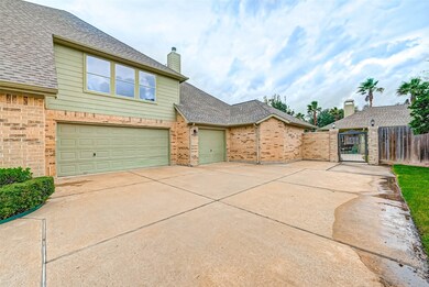 200 Falcon Lake Cir, Friendswood, TX 77546 - photo 2