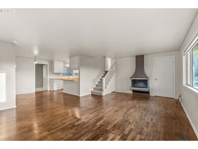 Living Room/Entrance