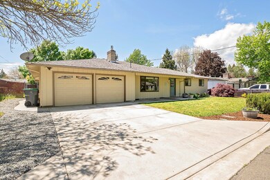 210 Victoria Way, Central Point, OR 97502 - photo 2