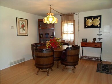 Dining Room. New ez care laminate flooring.