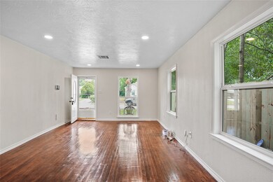 6208 Beekman Rd, Houston, TX 77021 - photo 2