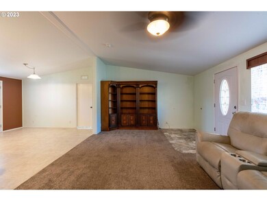 Living Room/Entrance