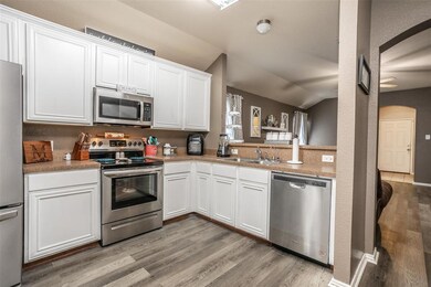 417 Glenwood St, Gainesville, TX 76240 - photo 5