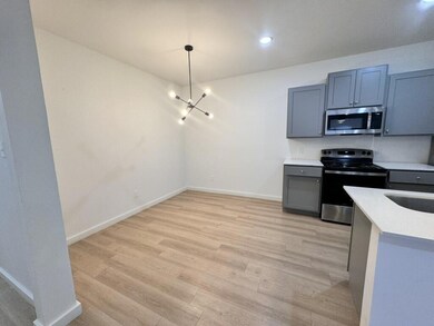 5533 Itasca Unit A dining room