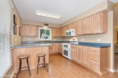 1365 Stonegate Rd, Naperville, IL 60540 - photo 3