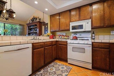 Recessed lighting, tile countes, stove/oven, micro