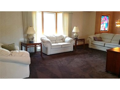 Living Rm & Foyer w/ Stained Glass!