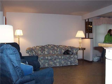 829 Castlebar Dr, North Tonawanda, NY 14120 - photo 2