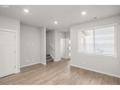 Living Room/Entrance