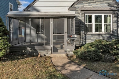 Very nice screened-in front porch upon front entry