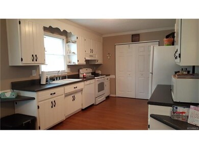 Large eat-in kitchen and the Fridge conveys!!