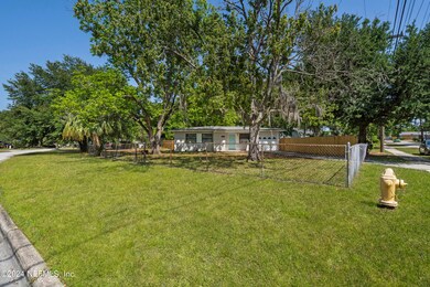 8963 Macarthur Ct S, Jacksonville, FL 32216 - photo 4