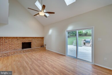 12605 Blue Mountain Ct, North Potomac, MD 20878 - photo 5