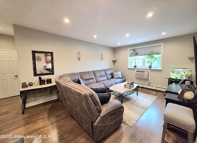 400 Maryland Ave unit 3d, Staten Island, NY 10305 - photo 5