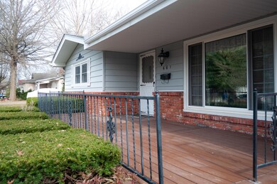 661 W Riverside