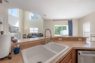 7808 Carriage Pointe Dr, Gibsonton, FL 33534 - photo 2