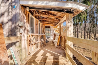 Porch with entrance to side yard