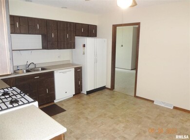 305 Northgate St, Lincoln, IL 62656 - photo 4