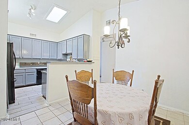 Kitchen & Dining