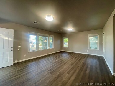 MAIN HOUSE - LIVING ROOM