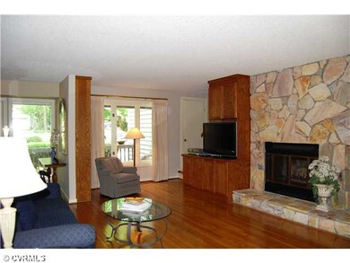 Den/Family/Great Room - Hardwood floors look great