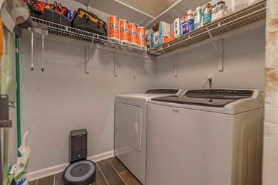 Washroom with independent washer and dryer and dar