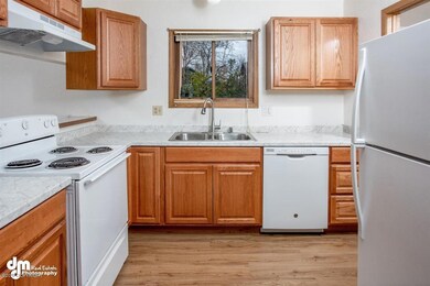 Kitchen w/Breakfast Bar