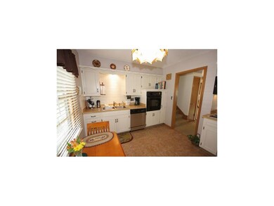 SUPER-CLEAN KITCHEN, NEWER APPLIANCES-CERAMIC TILE