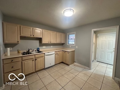 6055 S Stratton Ct, Columbus, IN 47203 - photo 7