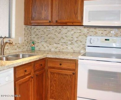 Kitchen Photo 2