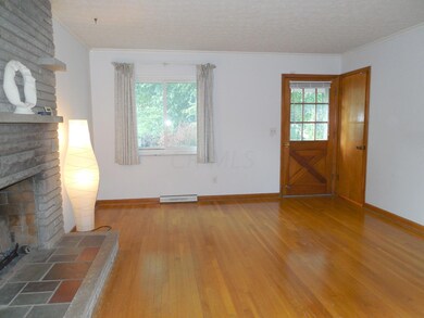 187 - LR to Frt Door w Hdwds