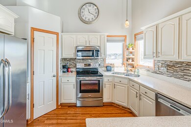 6310 Stonewood Way, Bismarck, ND 58504