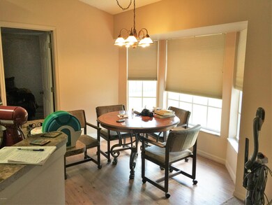 eat-in kitchen