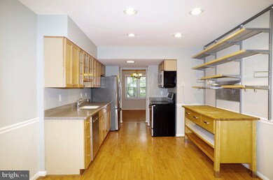 9965 Longford Ct, Vienna, VA 22181 - photo 4