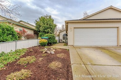 563 Mountain View Dr, Central Point, OR 97502 - photo 2