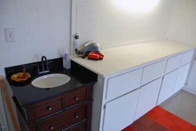 2C Garage workbench,sink, B/I cabs