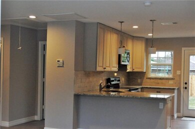 Large baseboards, 42in cabinets to ceiling and bre