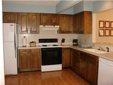 LARGE KITCHEN WITH EATING SPACE IN KITCHEN