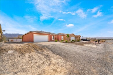 Ranch-style home featuring decorative driveway, a