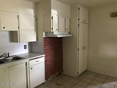 561-752538 Kitchen 1