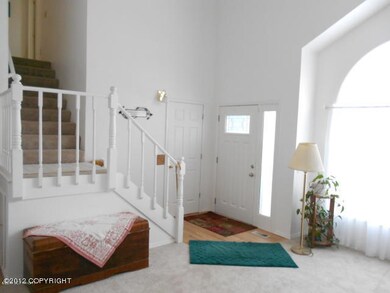 Entry area w/hardwood flooring