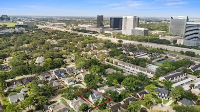 Close to City Center and Memorial City Mall (shopp
