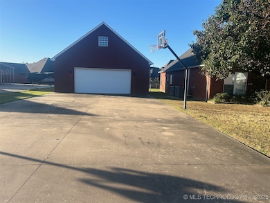 1104 SW 22nd St, Wagoner, OK 74467 - photo 4