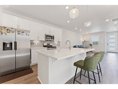 8229 SE Kinnaman St, Hillsboro, OR 97123 - photo 3