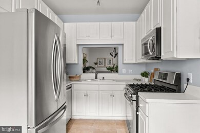 1721 Kingsgate Ct, Alexandria, VA 22302 - photo 7